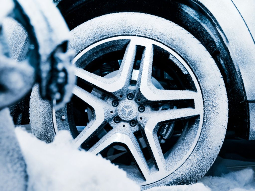 Car in the snow as Snowflake announces a push for their AI Data Cloud for Manufacturing to focus on developing solutions designed for the automotive industry to help automotive players get a real grip on the mountains of data modern vehicles and factories are churning out.